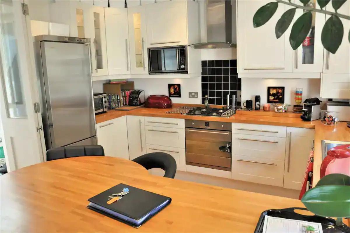 Sunny 2 Bedroom, 2 Bathroom In *